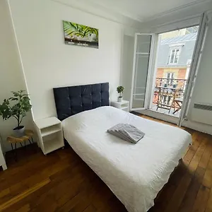 Apartment Tour Eiffel Volontaire, Paris